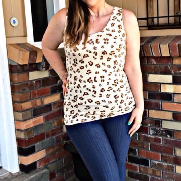 JUST IN •• Agnes & Dora Fitted Tank V-Neck - Picture 3 of 7